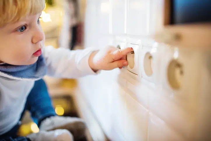 kinderveiligheid stopcontacten en electrische apparaten beveiligen