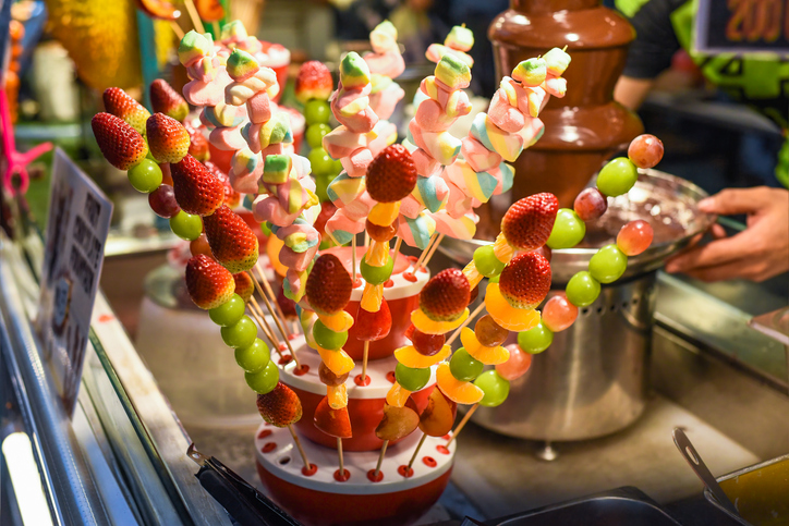 makkelijke traktaties - sateprikkers met snoep en fruit