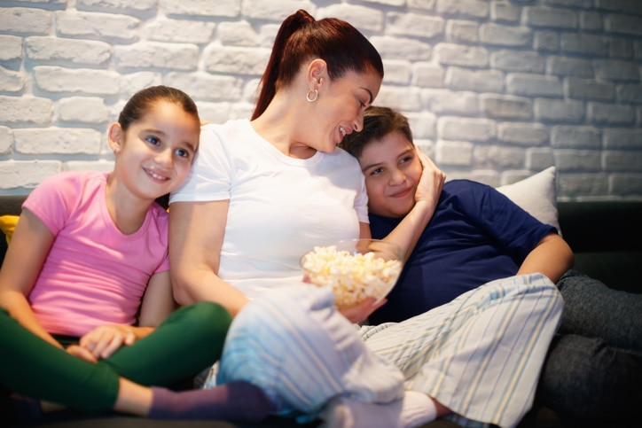 Moeder en kinderen kijken film op de bank -hoe praat je met je kind over de oorlog
