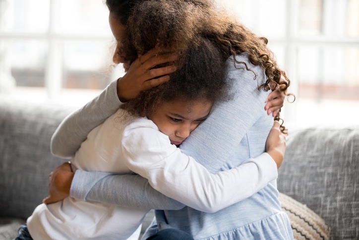 moeder en dochter knuffelen - hoe praat je met je kind over de oorlog