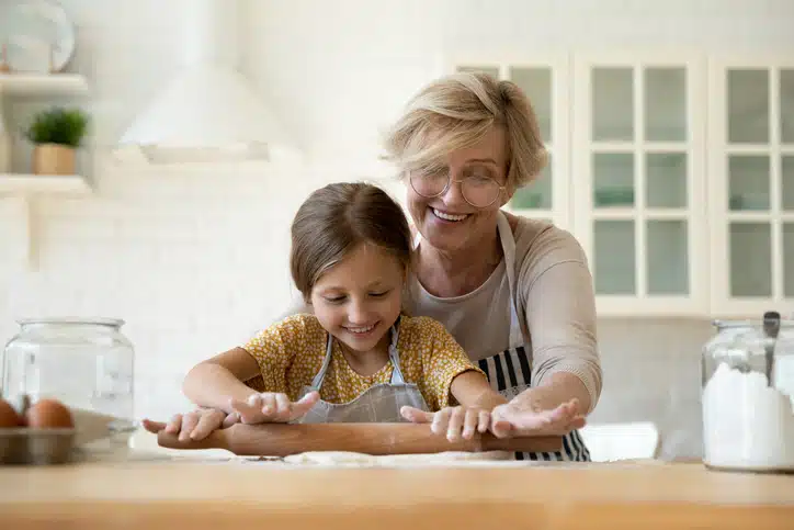 oma en kleindochter deeg rollen kinderopvang door grootouders