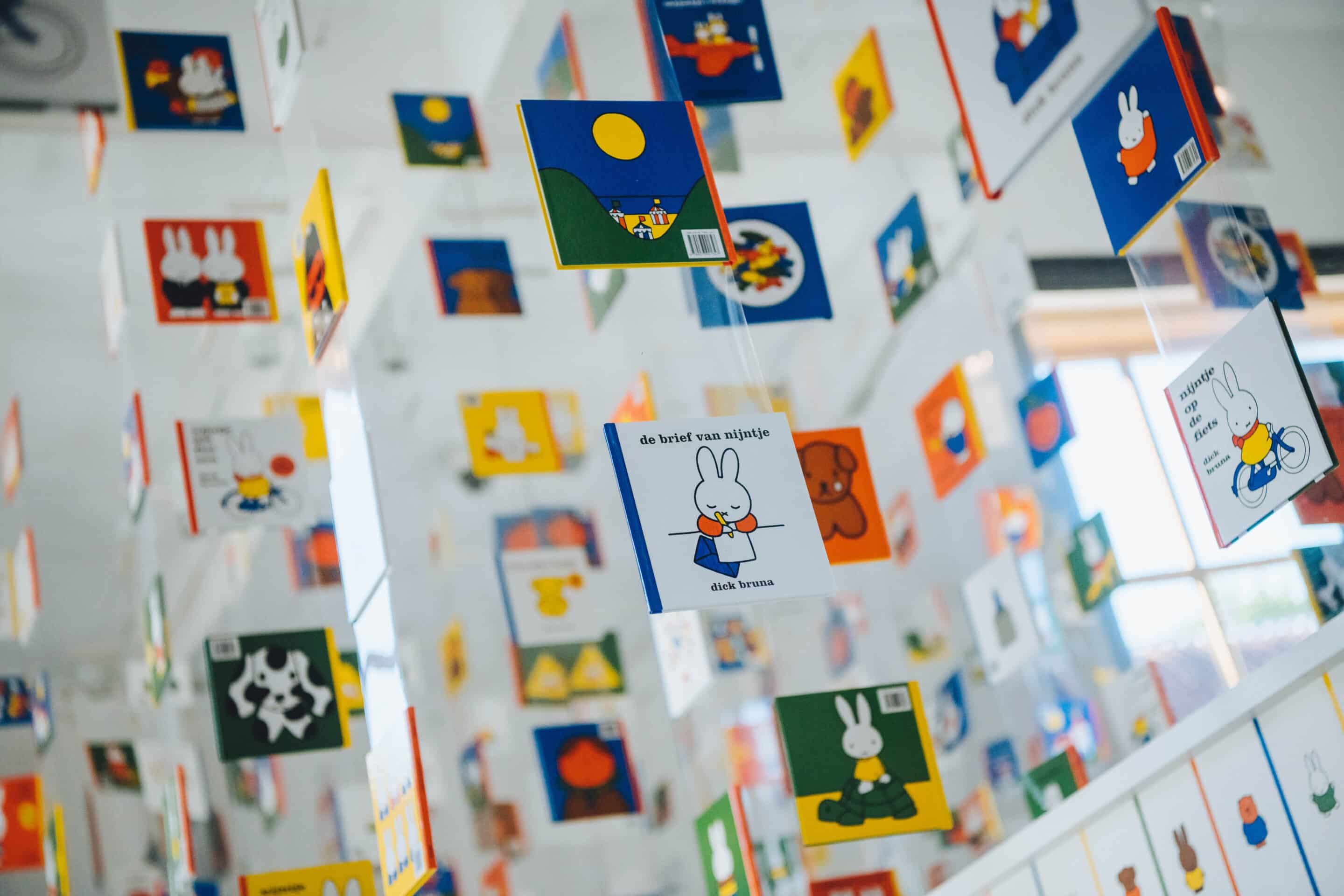 nijntje museum - nijntje boekjes aan plafond