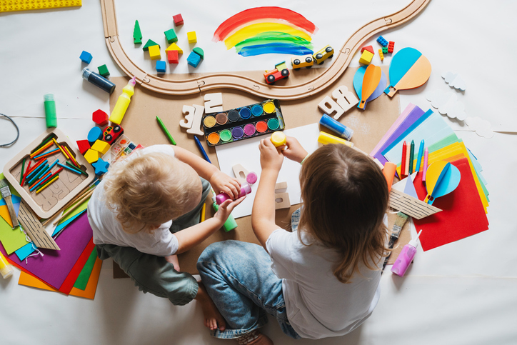 Een jaar langer kleuteren of niet?