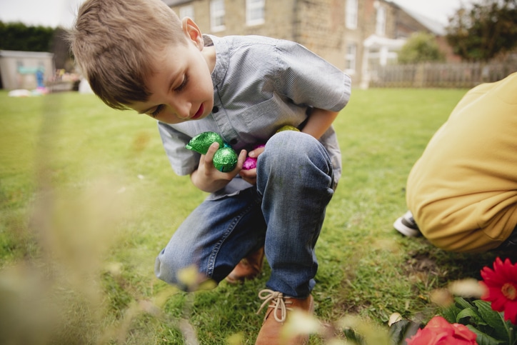 paasontbijt - jongen zoekt paaseieren in de tuin