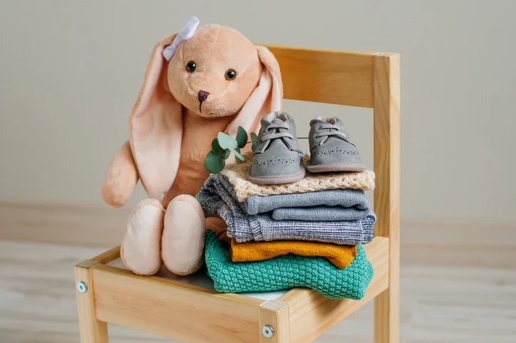 tijd besparen tips - kleding klaargelegd op stoel