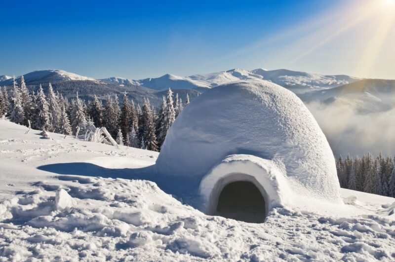 Een iglo in de sneeuw