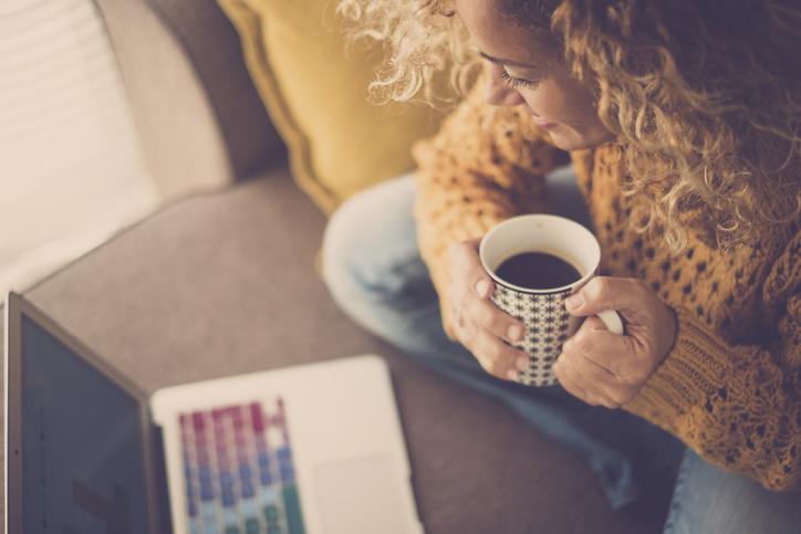 eerste keer loslaten - vrouw met koffie en laptop