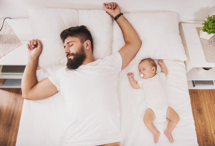 kind erkennen - vader en baby slapen