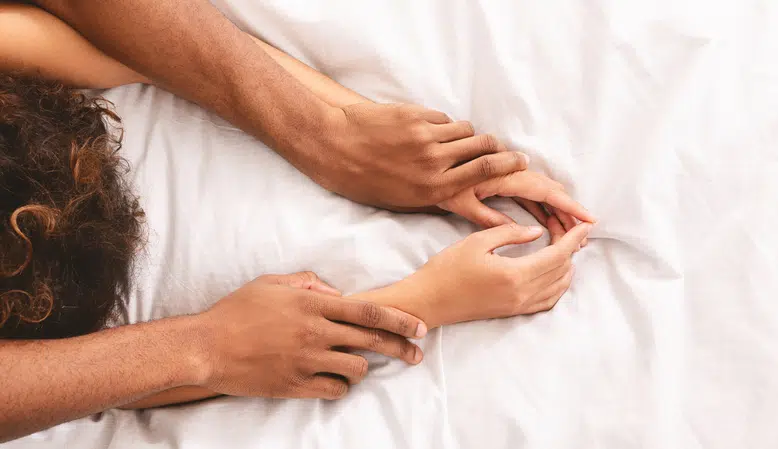 seksstandjes tijdens de zwangerschap doggy style armen van man en vrouw verstrengeld
