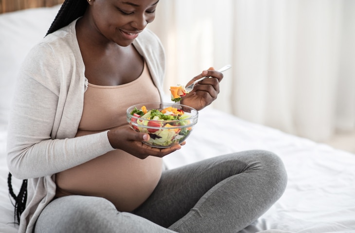 29 weken zwanger - zwangere vrouw eet salade