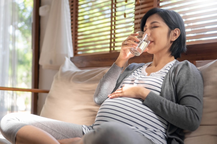 27 weken zwanger - Zwangere vrouw drinkt water