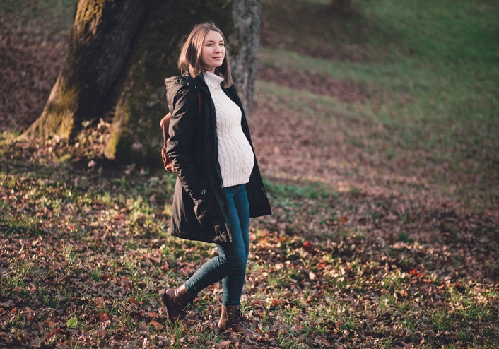 26 weken zwanger - zwangere vrouw aan het wandelen in het bos