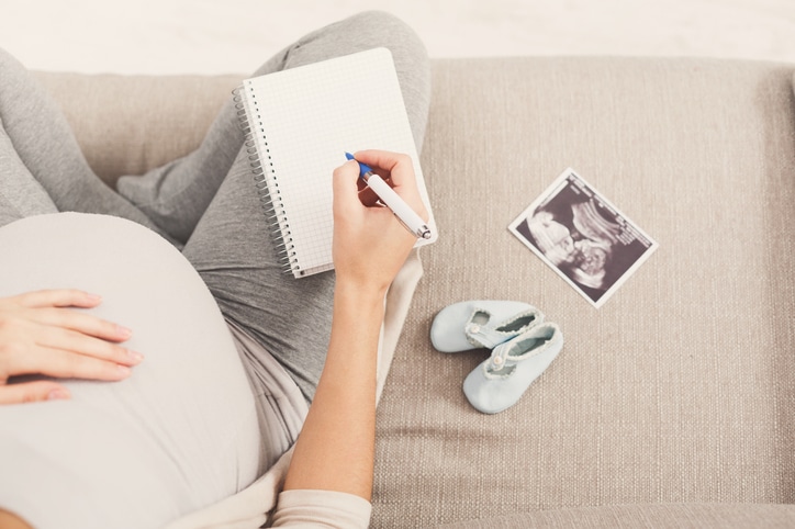 18 weken zwanger zwangere vrouw met echofoto verzint babynamen