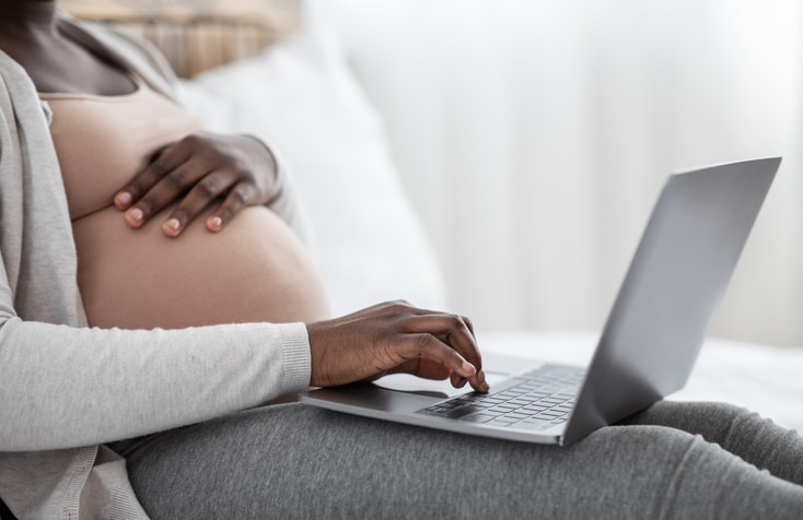 19 weken zwanger zwangere vrouw met laptop