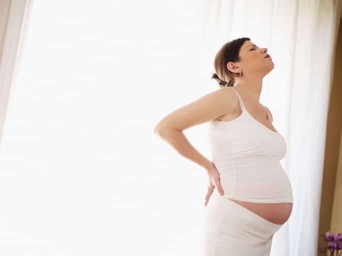 28 weken zwanger - zwangere vrouw met rugpijn