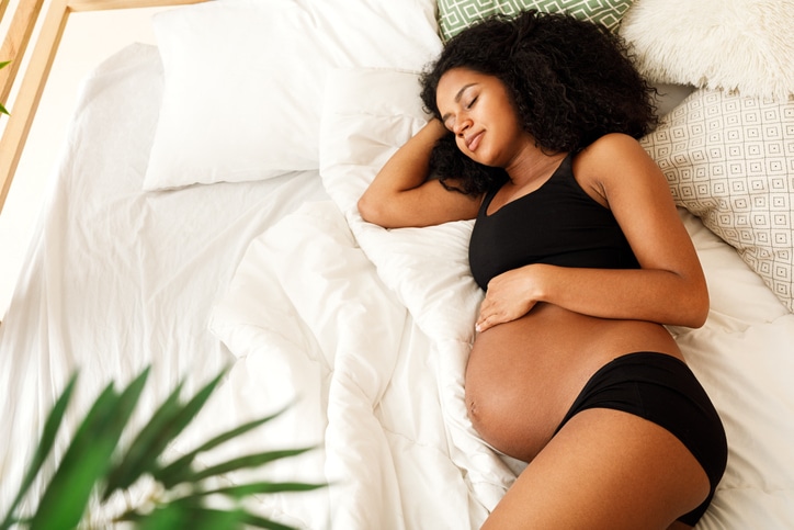 23 weken zwanger zwangere vrouw slaapt