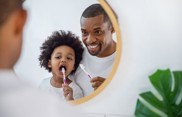 peuter poetst tanden samen met vader - baby 24 maanden