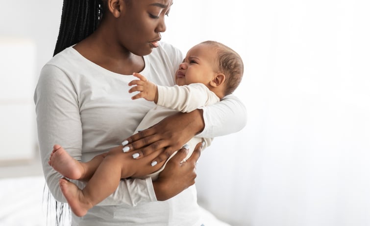 diarree bij een baby - moeder houdt haar baby vast