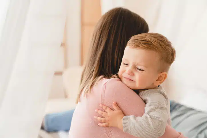 diarree bij een baby - moeder troost haar kind