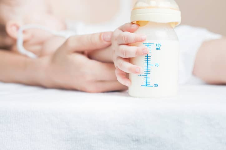 zuigtraining voor baby's - babyhandje en flesje met borstvoedingmelk