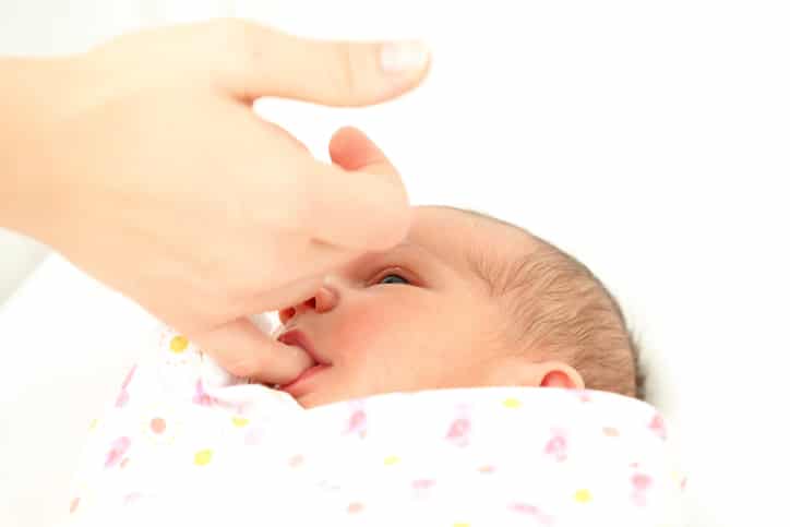 zuigtraining voor baby's - moeder laat baby zuigen op haar pink