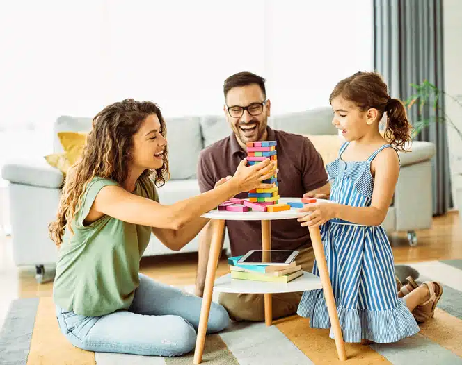 cadeautips voor kinderen die alles al hebben - gezin speelt een spel