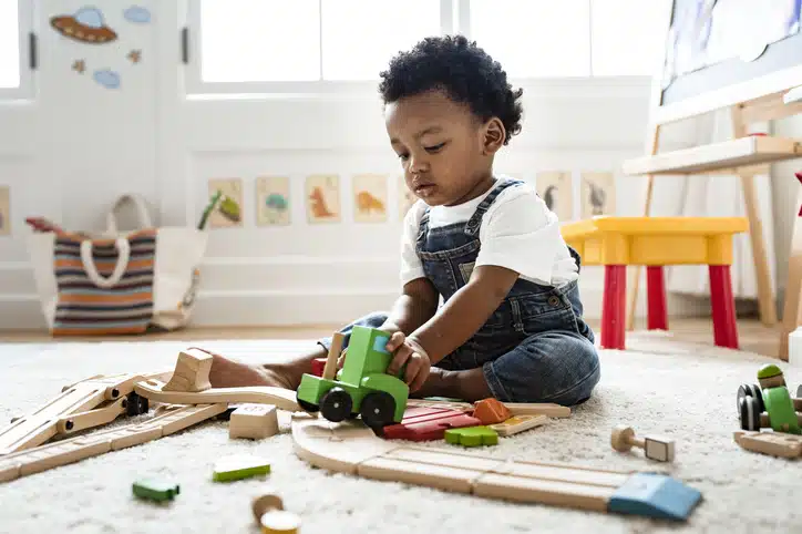 cadeautips voor kinderen die alles al hebben - jongen met houten treinbaan
