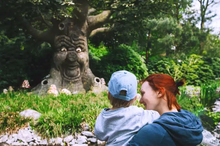 cadeautips voor kinderen die alles al hebben - moeder en kind in de efteling sprookjesbos