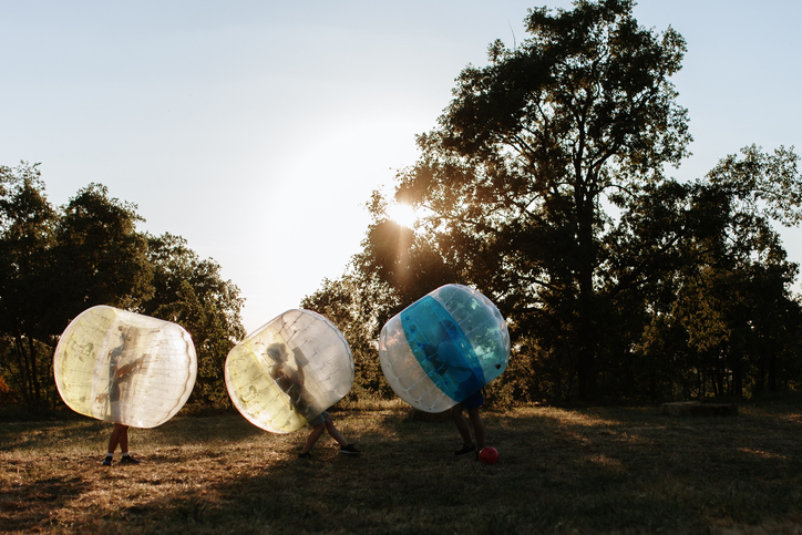 kinderfeestje organiseren - kinderen spelen bubbelvoetbal in duinen