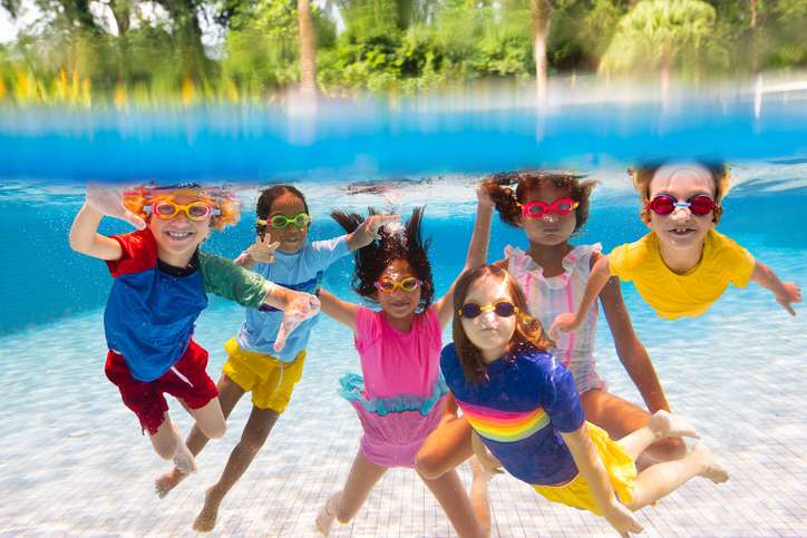 kinderfeestje organiseren -zwemfeestje kinderen zwemmen onder water