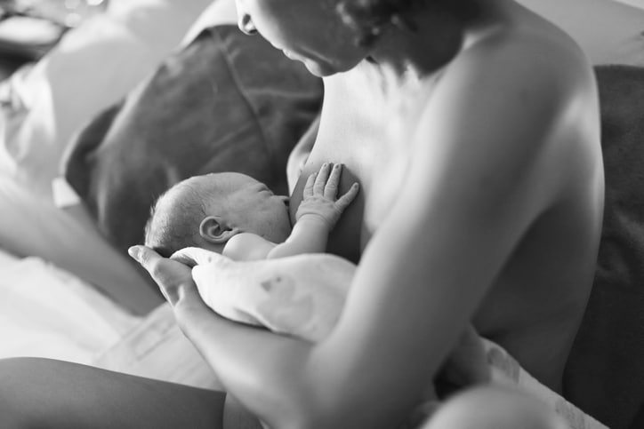 eerste keer borstvoeding na de geboorte - natuurlijke bevalling