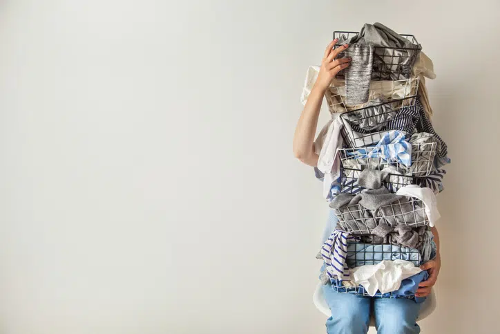 tips voor opruimen - vrouw met stapel manden