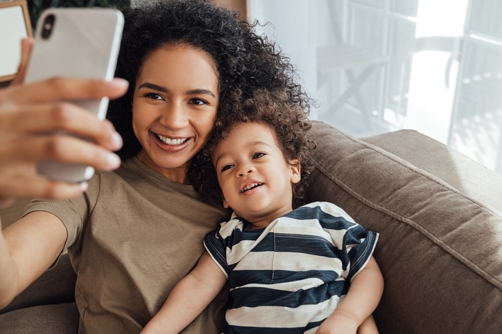 kersverse ouder - moeder maakt selfie met haar kind
