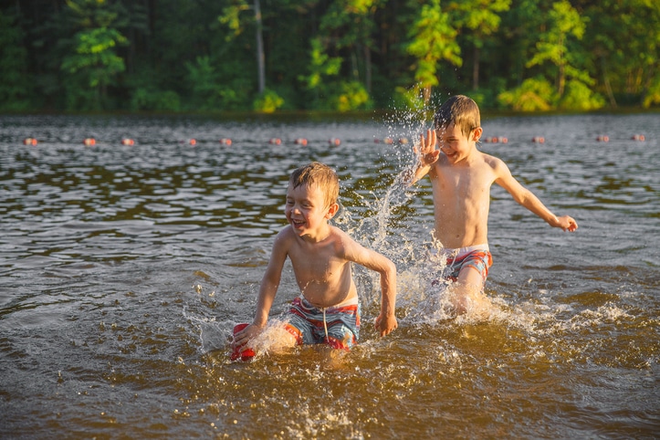 Uit-met-kinderen-in-Drenthe-zwemmen