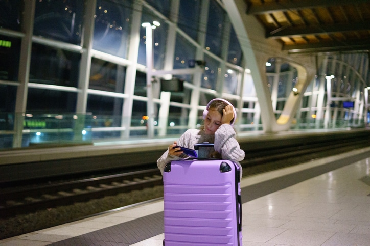 kinderen tot 12 jaar gratis met de trein - meisje met koffer op station