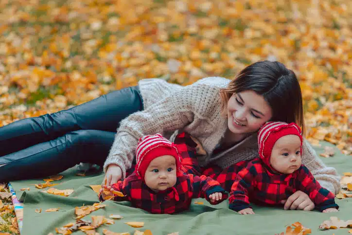 eerste moederdag - moeder met tweeling baby's