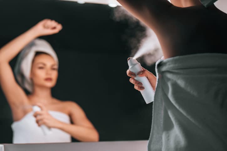 chemische stoffen in dagelijkse producten - vrouw doet deodorant op