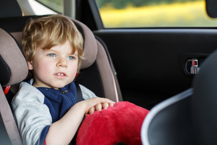 kind in autostoel in auto - wagenziekte bij kinderen