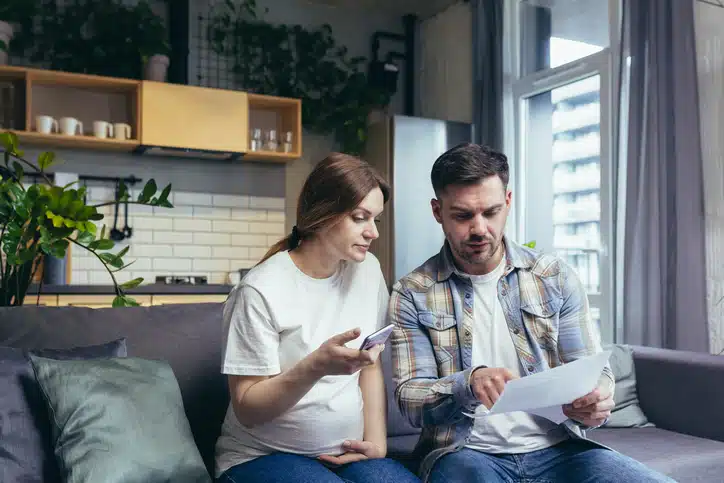 kosten bevalling zwanger stel neemt financien door