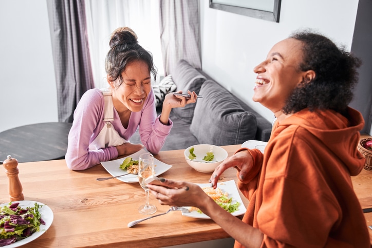 lachende vriendinnen eten samen meer energie