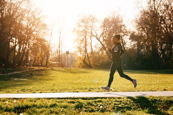 vrouw hardlopen in het park - meer energie