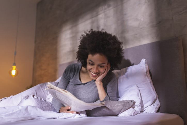 vrouw leest boek in bed - meer energie