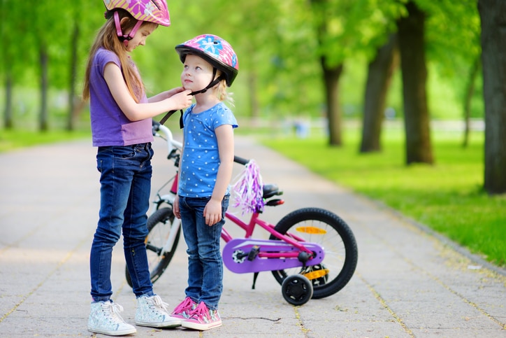 fietshelm voor je kind - twee meisjes met fietshelm