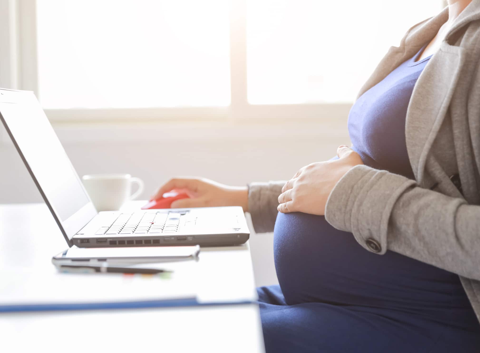 tips voor je zwangerschapverlof - zwangere vrouw achter laptop