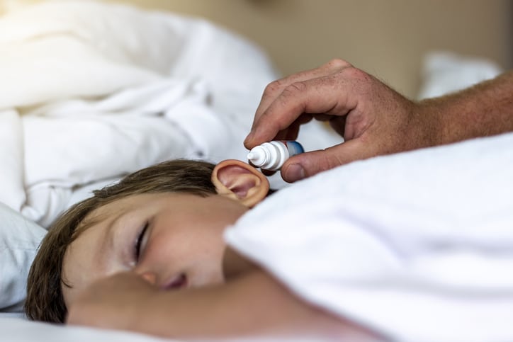 oorontsteking voorkomen - slapend kind krijgt oordruppels