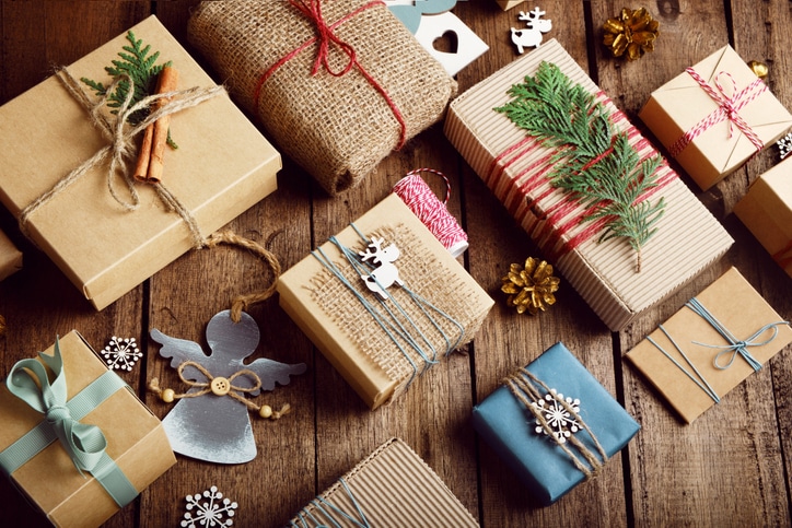 Kerstdecoratie-maken-cadeautjes-onder-de-boom