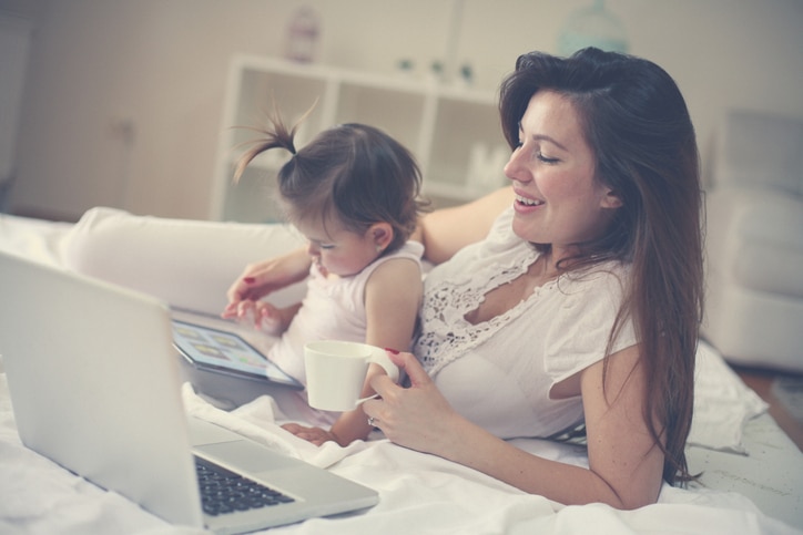 hoe overleef je een kater als moeder - moeder en peuter kijken filmpje op tablet