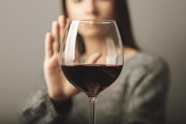 hoe overleef je een kater - vrouw weigert glas rode wijn