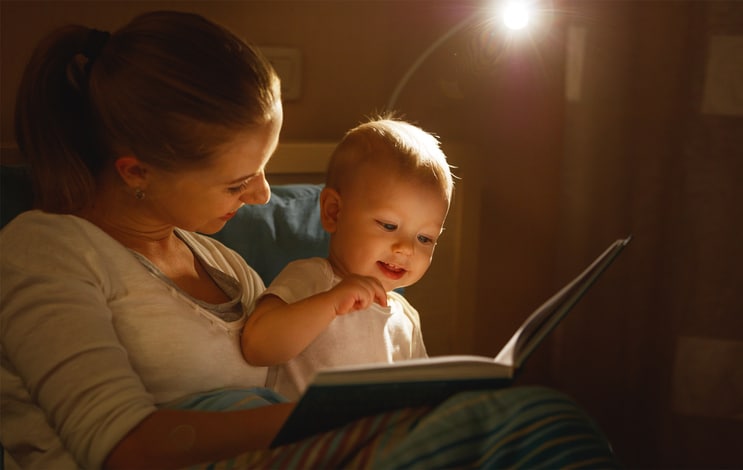 babyhoroscoop tweelingen -moeder leest baby voor