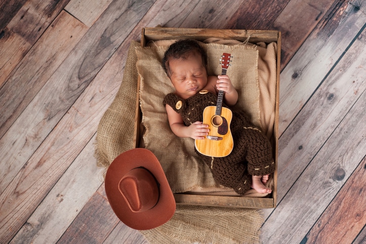 babyhoroscoop sterrenbeeld stier -slapende baby met gitaar
